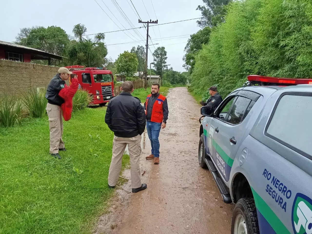 Cheia do rio Negro: Defesa Civil visita áreas de risco